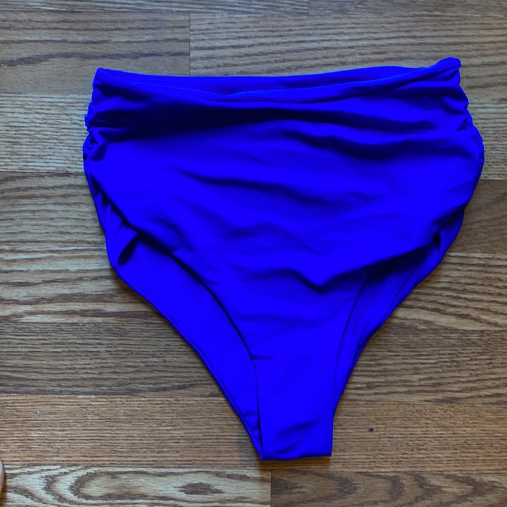 Bikini - Picture 3 of 3